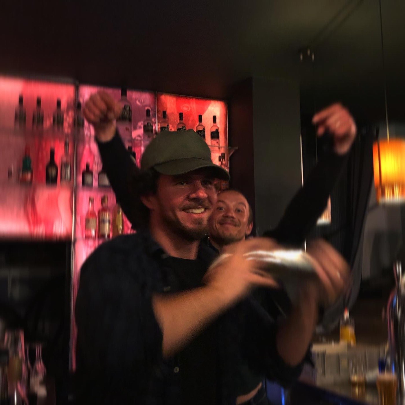 Le barman d'Oscar prépare un cocktail au shaker