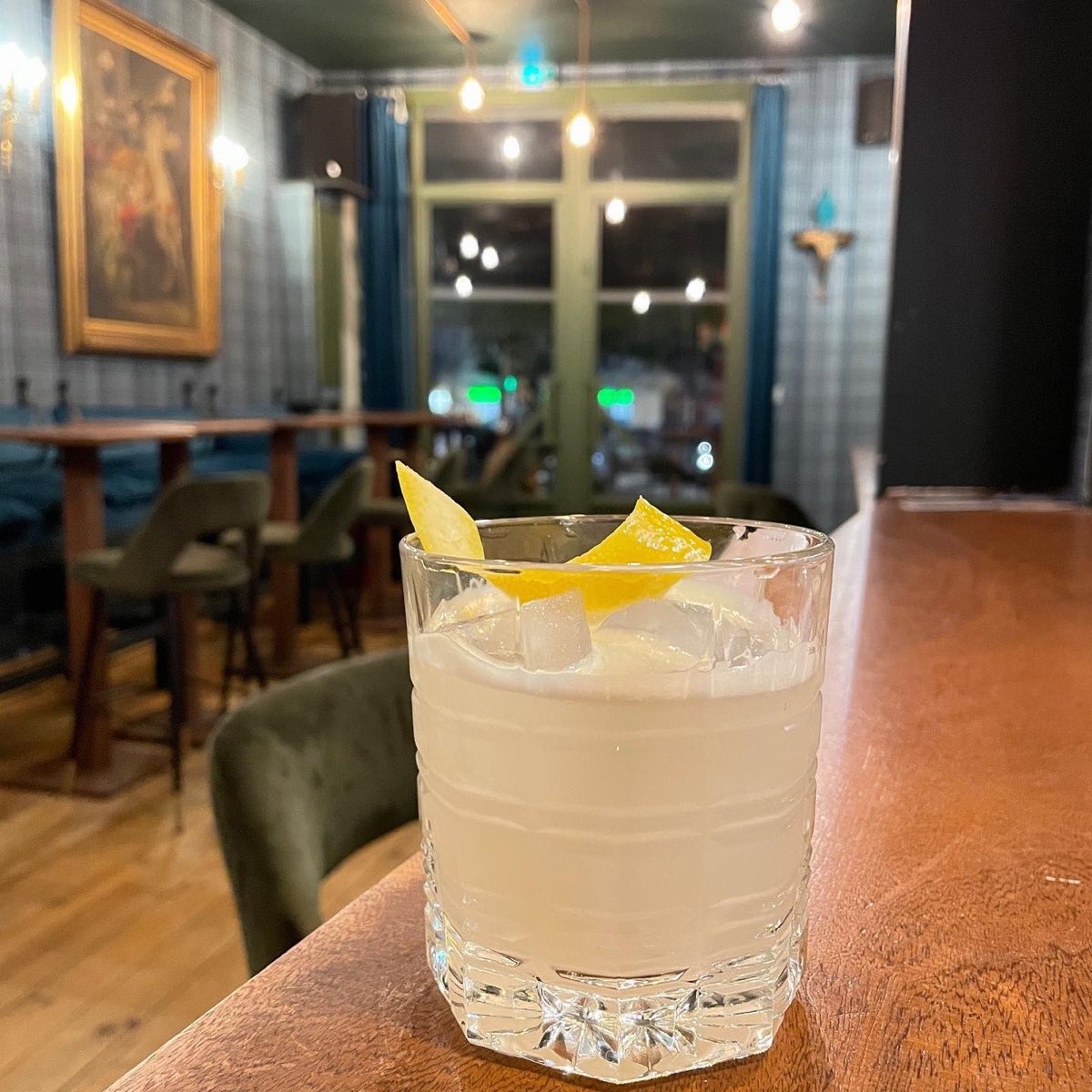 Cocktail maison posé sur le comptoir d'Oscar, dans la salle feutrée