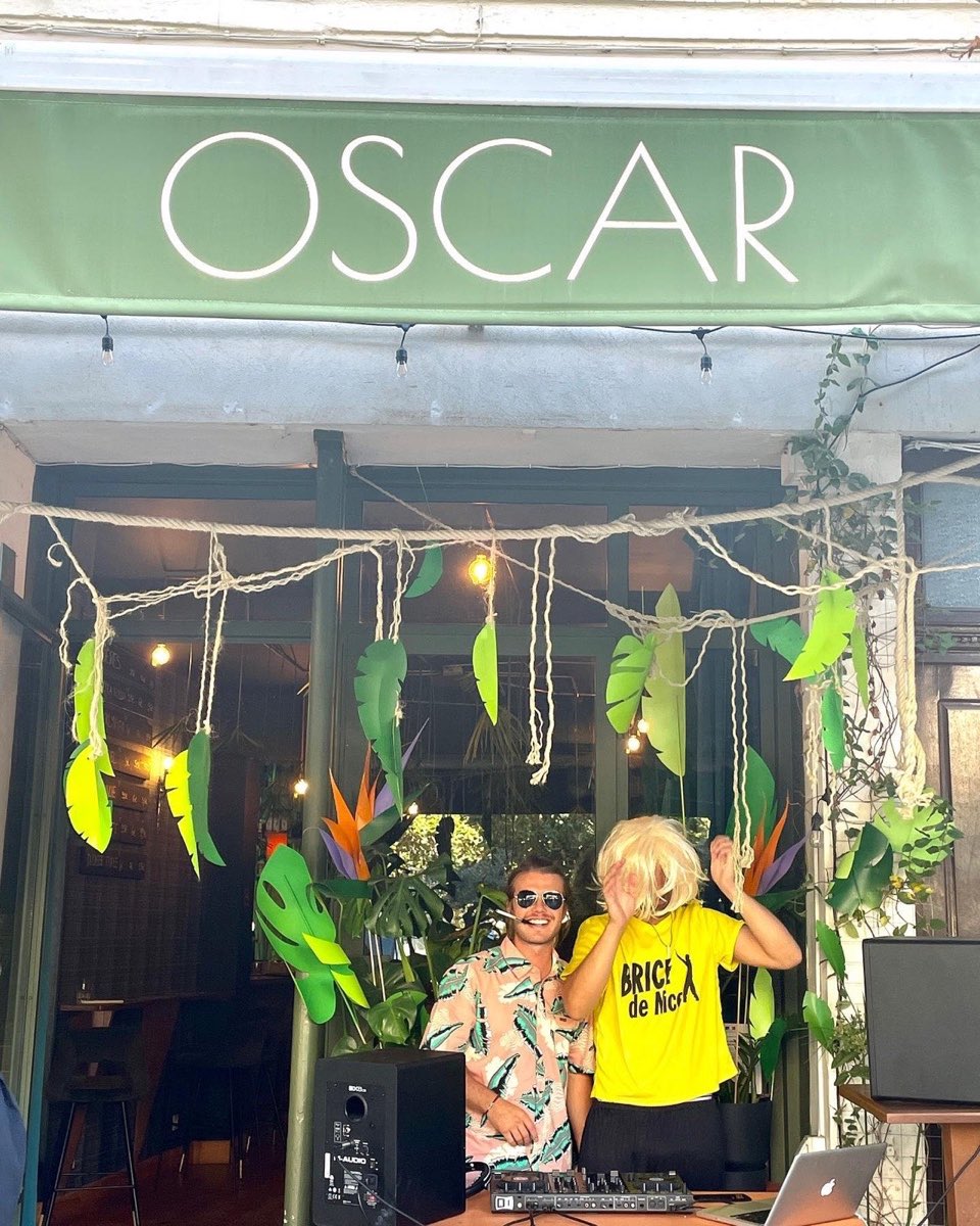 La devanture verte d'Oscar avec son enseigne