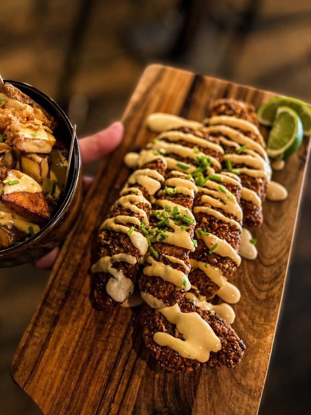 Planche de tapas croustillants et patatas, sauce crémeuse, à partager