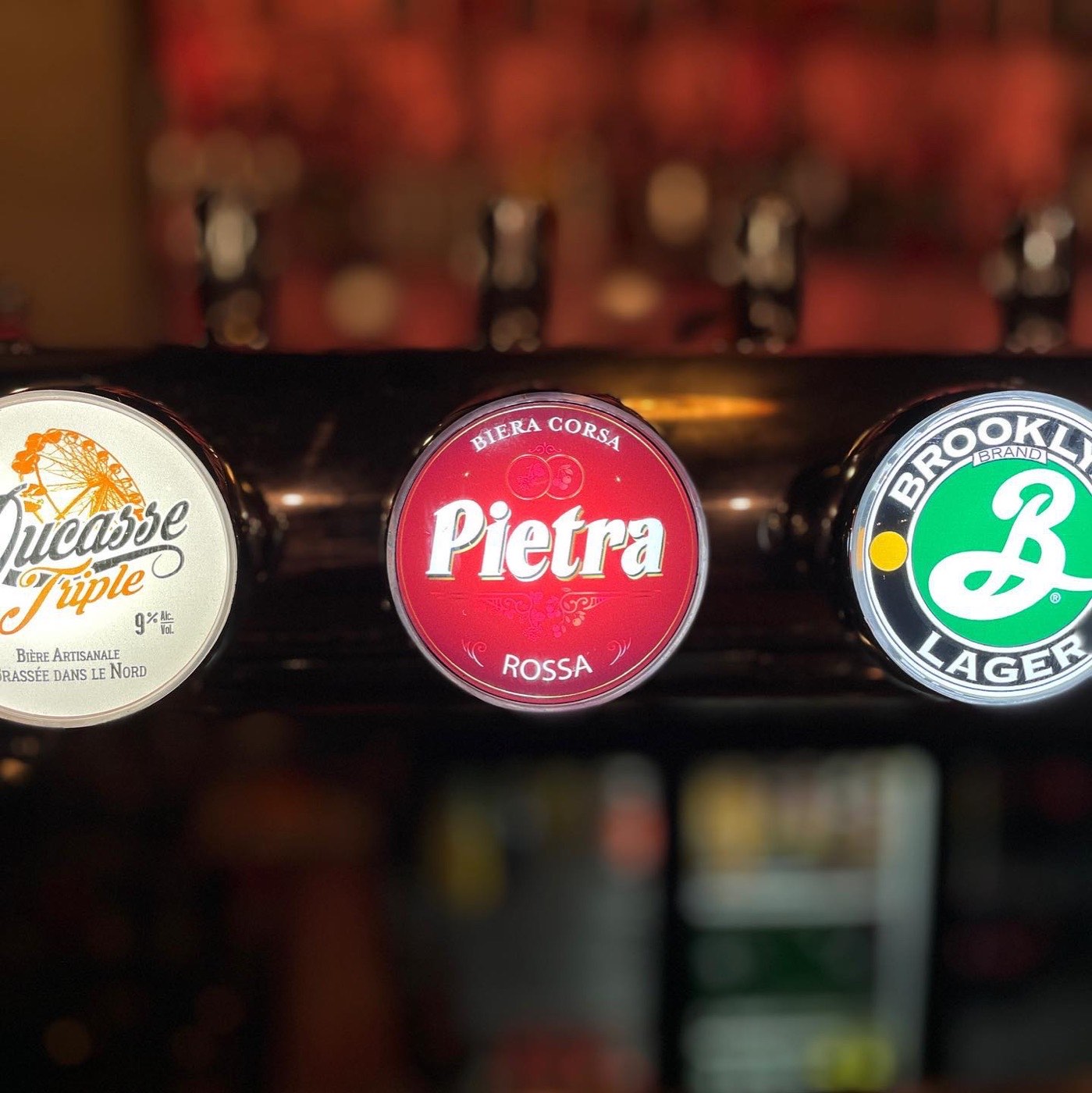 Becs de bière pression au comptoir