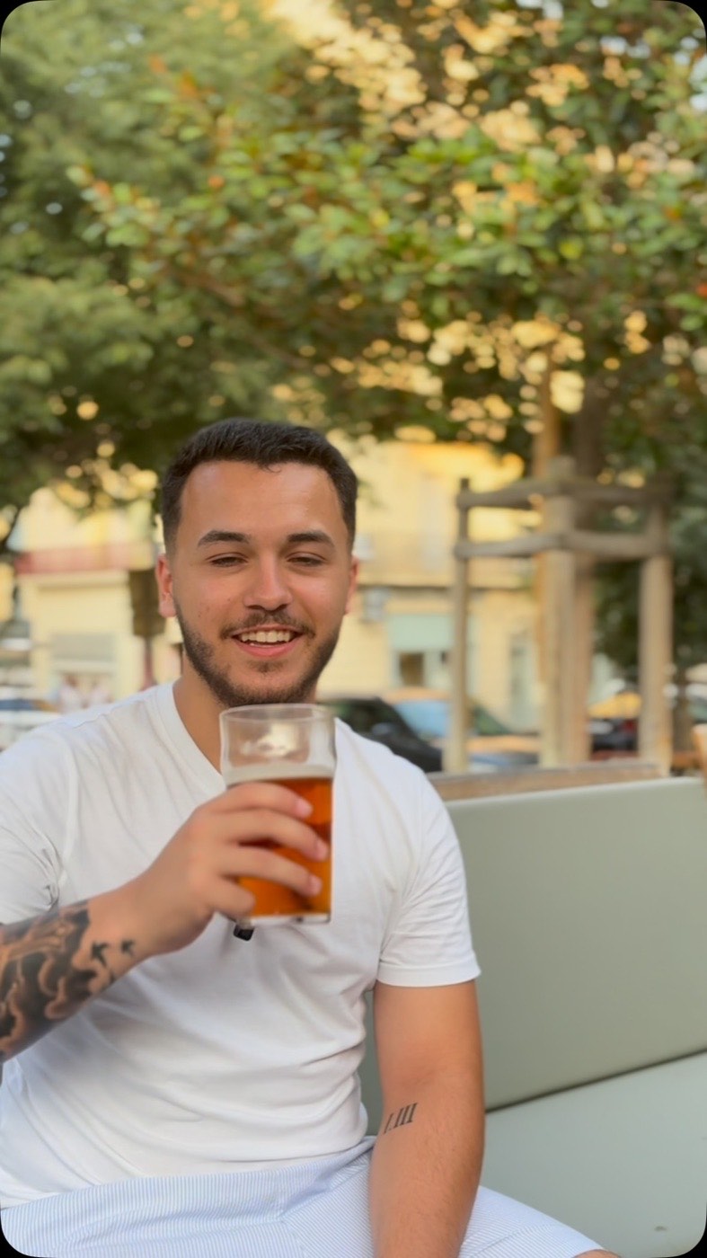 Client savourant une bière en terrasse