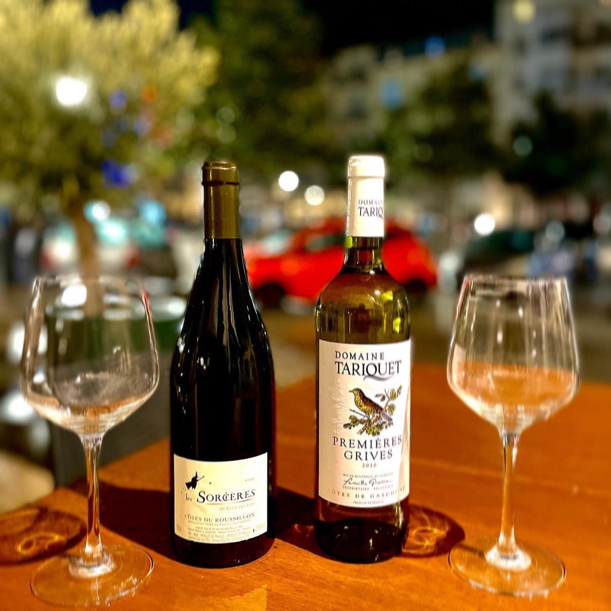 Bouteilles de vin et verres en terrasse